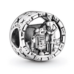 Duo d’astromécs légendaire avec ce charm C-3PO & R2-D2 Star Wars en argent sterling 925 ajouré, C3PO doré protocolaire aux côtés de R2D2 bleu bipsant, torses entrelacés en silhouette iconique. Ces droïdes inséparables de la trilogie originale pendent d’une bélière ronde lisse compatible bracelets Pandora pour un bijou duo comique et fidèle. Poinçonné S925, sans nickel et Tatooine-proof, ils bippent "We're doomed !" avec style. Parfait pour fans OT, protocole vs hacks ou amitié robotique.

