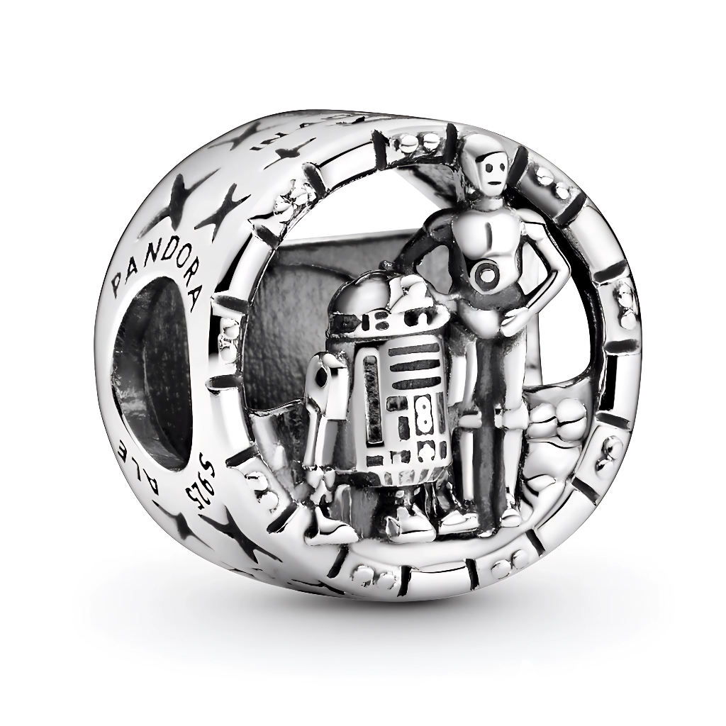 Duo d’astromécs légendaire avec ce charm C-3PO & R2-D2 Star Wars en argent sterling 925 ajouré, C3PO doré protocolaire aux côtés de R2D2 bleu bipsant, torses entrelacés en silhouette iconique. Ces droïdes inséparables de la trilogie originale pendent d’une bélière ronde lisse compatible bracelets Pandora pour un bijou duo comique et fidèle. Poinçonné S925, sans nickel et Tatooine-proof, ils bippent "We're doomed !" avec style. Parfait pour fans OT, protocole vs hacks ou amitié robotique.

