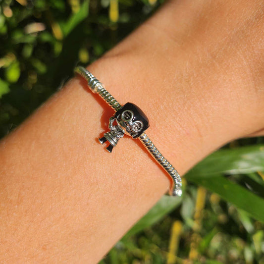 Ajoutez une touche de style unique à votre collection avec ce charm Edna, inspiré du personnage emblématique des Indestructibles. Fabriqué en argent sterling 925, ce charm capture parfaitement l'essence de la célèbre créatrice de mode, avec des détails soignés qui reflètent son caractère inimitable. Ce charm est un choix idéal pour les fans de Disney et Pixar, ainsi que pour ceux qui apprécient l'élégance et l'audace de l'univers des super-héros.