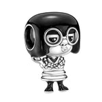 Apporte une touche audacieuse et pleine de style à ton bracelet avec ce charm Edna Mode. Inspiré de l’univers Pixar et des Indestructibles, ce bijou en argent 925 met en valeur Edna avec ses détails réalistes et sa coiffure iconique en noir. Un charm original et affirmé, parfait pour les fans du personnage et des pièces de caractère.

Caractéristiques :

- Matière : Argent 925 avec détails en émail noir.
- Design : Edna Mode avec finitions soignées.
- Dimensions : Taille délicate et confortable à porter.
- 