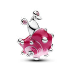 Apporte une touche de douceur et d’originalité à ton bracelet avec ce charm en argent sterling 925 représentant un adorable escargot rose. Son design délicat et plein de charme évoque la nature, la patience et la fantaisie, tout en ajoutant une note amusante et lumineuse à ton style. Un bijou mignon et inattendu qui attire le regard avec tendresse.

Caractéristiques :

- Matière : Argent 925.
- Design : Escargot rose détaillé avec finition brillante et élégante.
- Dimensions : Taille standard charm (~1,7 cm