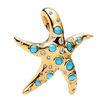 Charm élégant en forme d’étoile de mer, avec une finition dorée et des détails ornés de pierres bleues et de strass brillants. Son design délicat et lumineux lui donne un style marin raffiné, parfait pour un bijou estival et chic.

Caractéristiques :

- Matière : Argent 925.
- Design : Étoile de mer stylisée avec incrustations brillantes.
- Style : Bijou marin, élégant et lumineux.
- Symbolique : Mer, été, liberté, évasion.
- Compatibilité : Charm à ajouter sur bracelet ou collier.