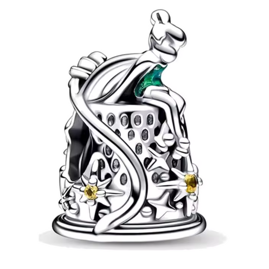 Ajoutez une touche de magie et d'enchantement à votre collection avec ce charm représentant la Fée Clochette, l'emblématique fée de Peter Pan. Fabriqué en argent sterling 925, ce charm de haute qualité est compatible avec tous les bracelets Pandora, garantissant une intégration parfaite à votre bijou préféré. Parfait pour les fans de la Fée Clochette et de l'univers Disney, ce charm capture l'esprit espiègle et la grâce de la fée avec des détails minutieusement travaillés, ajoutant une note de féerie et de 