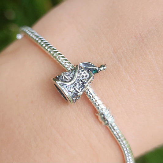 Ajoutez une touche de magie et d'enchantement à votre collection avec ce charm représentant la Fée Clochette, l'emblématique fée de Peter Pan. Fabriqué en argent sterling 925, ce charm de haute qualité est compatible avec tous les bracelets Pandora, garantissant une intégration parfaite à votre bijou préféré. Parfait pour les fans de la Fée Clochette et de l'univers Disney, ce charm capture l'esprit espiègle et la grâce de la fée avec des détails minutieusement travaillés, ajoutant une note de féerie et de 