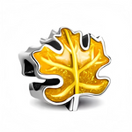 Ce charm en argent 925 représente une large feuille d’érable stylisée, remplie d’un émail jaune doré lumineux qui rappelle les couleurs flamboyantes de l’automne. Les nervures centrales et latérales sont légèrement en relief, ce qui donne un joli effet de texture et de profondeur sur le bracelet.

Caractéristiques :

- Matière : Argent 925 avec émail jaune doré.
- Design : Feuille d’érable aux contours argentés, nervures mises en relief.
- Coloris : Argent brillant, jaune doré éclatant.
- Compatibilité : Co
