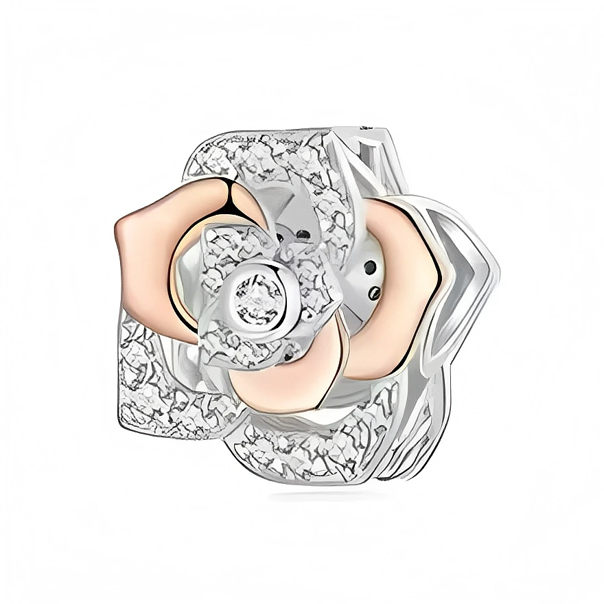 Ce charm en argent 925 dessine une fleur stylisée composée de pétales en relief, alternant métal poli et ton rose doux pour un effet bicolore raffiné. Le centre et le pourtour sont soulignés de petites textures scintillantes, apportant de la lumière tout en maintenant élégamment les autres charms en place sur le bracelet.

Caractéristiques :

- Matière : Argent 925 avec finition bicolore argent et rose
- Design : Clip en forme de fleur à pétales superposés et cœur texturé
- Coloris : Argent brillant, rose p