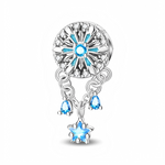 Ce charm pendentif en argent 925 représente un cœur organique comme sculpté par les vagues, au centre duquel deux cabochons bleus irisés forment un cœur aquatique aux reflets d’océan. La bélière pavée de petits zircons clairs ajoute une touche d’éclat, faisant scintiller le charm à chacun de vos mouvements.