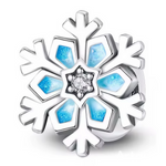 Ajoutez une touche hivernale et scintillante à votre bracelet avec ce charm en Argent 925 représentant un délicat flocon de neige. Orné de strass étincelants, il capture toute la magie et l’élégance de l’hiver.