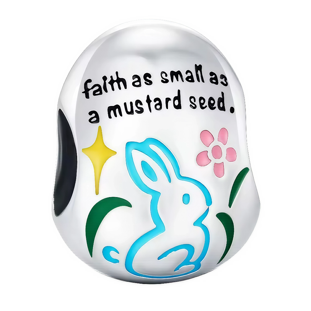 Ce charm en forme d’ovale lisse présente sur une face l’inscription « faith as small as a mustard seed. » en lettres noires, accompagnée d’un petit lapin stylisé bleu clair assis dans l’herbe. Autour de lui, une étoile jaune, une fleur rose et des feuilles vertes en émail coloré créent une scène douce et pleine d’espoir.

Caractéristiques :
Matière : Argent 925 poli avec décor en émail coloré (bleu, vert, jaune, rose).
Détails : Phrase « faith as small as a mustard seed. », silhouette de lapin, fleur, étoil