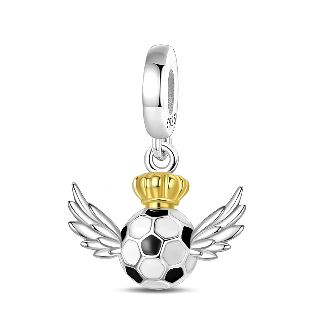 La bélière lisse en argent 925 laisse pendre un ballon de football tridimensionnel émaillé, coiffé d’une petite couronne dorée qui évoque les champions et les trophées remportés. De chaque côté du ballon, des ailes stylisées en argent s’étendent vers l’extérieur, donnant une impression de mouvement et de liberté, idéale pour un fan de football ou un joueur.