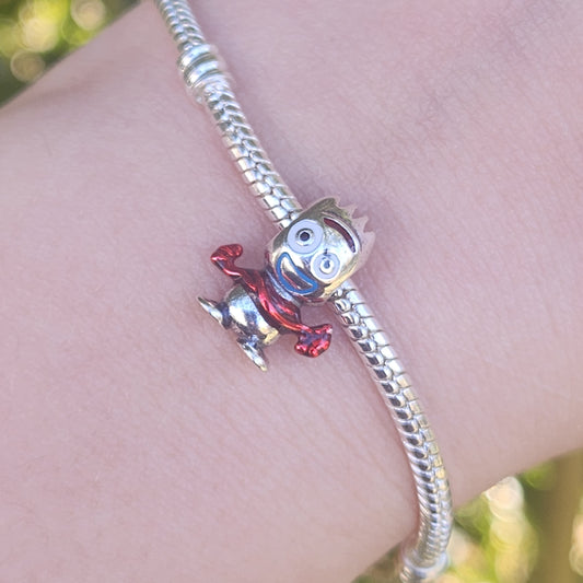 Découvrez la magie de Toy Story avec ce charm en argent sterling S925, représentant la célèbre fourchette de Forky. Ce charm amusant et original capture l’esprit ludique et l’amitié des personnages de Pixar, faisant de lui un incontournable pour les fans de cette franchise emblématique. Parfait pour ajouter une touche de nostalgie et de créativité à votre collection, ce charm est idéal pour ceux qui apprécient l'univers des jouets et les histoires touchantes.