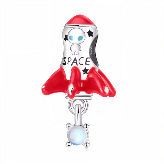 Offrez une dimension cosmique à votre collection de bijoux avec ce charm fusée plein d’originalité ! Son design moderne et graphique, marqué par l’inscription « SPACE » et des motifs d’étoiles, inspire les rêves d’exploration interstellaire. La touche de rouge éclatant associée à l’argent 925 confère à ce bijou une allure vive et tendance, idéale pour celles et ceux qui aiment afficher leur passion pour l’aventure et l’espace. Ce pendentif est parfait pour personnaliser votre bracelet et révéler votre espri