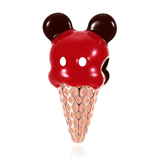 Craquez pour la magie Disney avec ce charm pendentif en argent 925 représentant une délicieuse glace surmontée des célèbres oreilles de Mickey. Un bijou original et gourmand qui ravira les fans de Disney et les amoureux de petites douceurs !