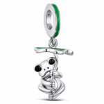 Ajoutez une touche de nature et de fantaisie à votre collection avec ce charm représentant des grenouille. Fabriqué en argent sterling 925, ce charm de haute qualité est compatible avec tous les bracelets Pandora, garantissant une intégration parfaite à votre bijou préféré. Parfait pour les amoureux de la nature et des animaux, ce charm capture l'esprit espiègle et l'agilité des grenouilles avec des détails minutieusement travaillés, ajoutant une note de charme et de vivacité à votre bracelet.