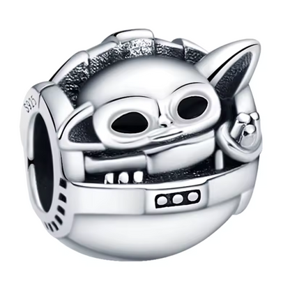 Ajoutez une touche de charme et de mystère à votre collection avec ce charm représentant Grogu, le célèbre personnage surnommé "Baby Yoda" de Star Wars. Conçu en argent sterling S925, ce charm capture parfaitement la douceur et l'adorable allure de Grogu.