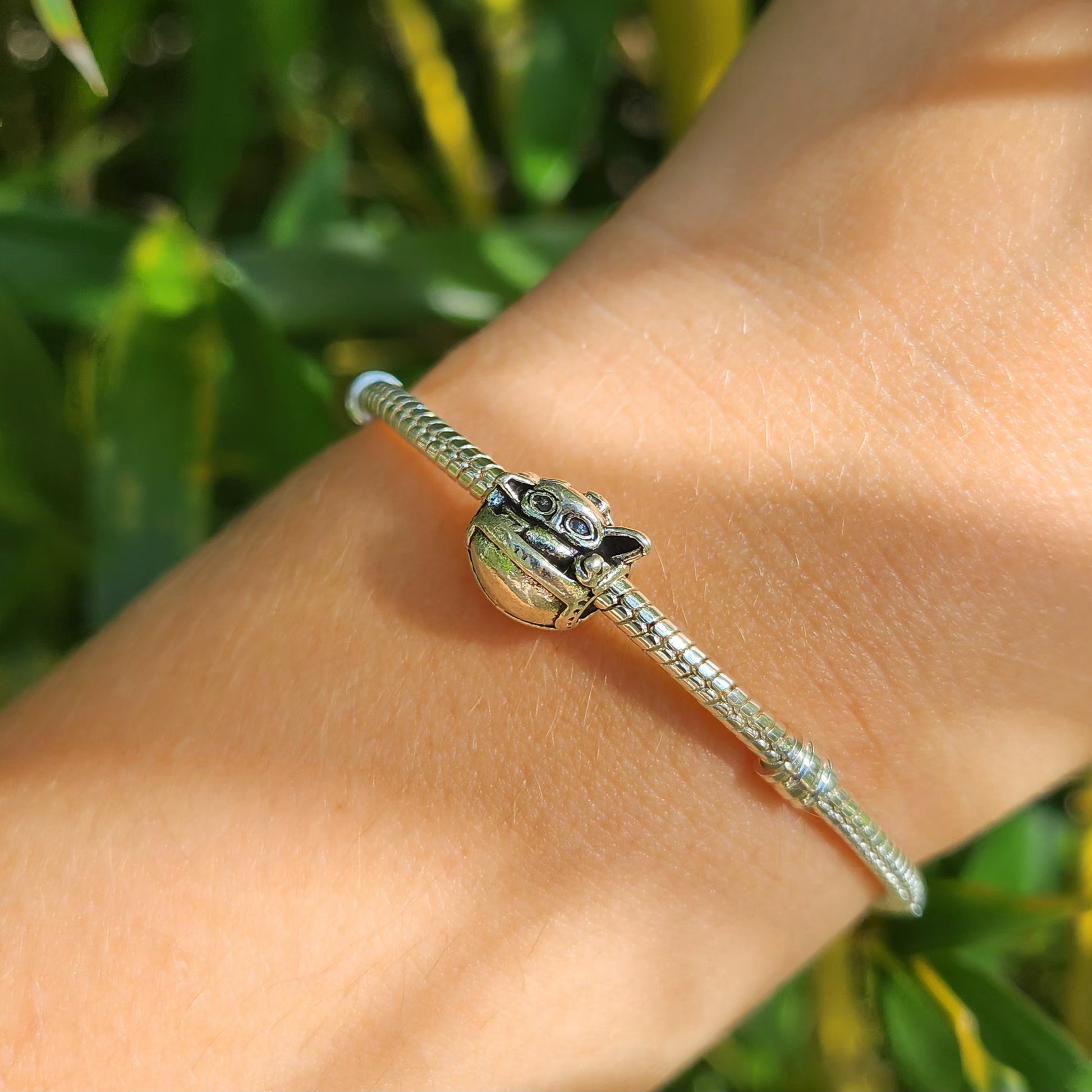 Ajoutez une touche de charme et de mystère à votre collection avec ce charm représentant Grogu, le célèbre personnage surnommé "Baby Yoda" de Star Wars. Conçu en argent sterling S925, ce charm capture parfaitement la douceur et l'adorable allure de Grogu.