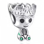 Ajoutez une touche de nature et de charme galactique à votre collection avec ce charm représentant Groot, l'adorable membre des Gardiens de la Galaxie. Fabriqué en argent sterling 925, ce charm de haute qualité est compatible avec tous les bracelets Pandora, garantissant une intégration parfaite à votre bijou préféré. Parfait pour les fans de Groot et de l'univers Marvel, ce charm capture l'esprit innocent et la beauté naturelle de Groot avec des détails minutieusement travaillés, ajoutant une note de fanta