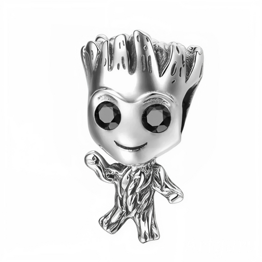 Ajoutez une touche mystique et unique à votre collection avec le Charm - Groot avec Diamants Noirs, inspiré du personnage emblématique des Gardiens de la Galaxie. Ce charm en argent sterling S925 capture l’adorable Groot, avec des diamants noirs scintillants à la place des yeux, lui donnant un air énigmatique et captivant. Parfait pour les fans de Marvel, ce charm apporte une élégance subtile et un design iconique à votre bracelet.