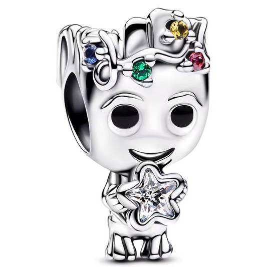 Ajoutez une touche festive et adorable à votre collection avec ce charm Groot en mode Noël. Fabriqué en métal argenté avec des accents de couleur en émail rouge et vert, ce charm représente Groot, le célèbre personnage des Gardiens de la Galaxie, enveloppé dans une guirlande de Noël scintillante, prêt à célébrer les fêtes. Les détails minutieux capturent son expression malicieuse et son côté espiègle, parfait pour les fans de Marvel et de la magie de Noël. Compatible avec les bracelets Pandora, ce charm uni