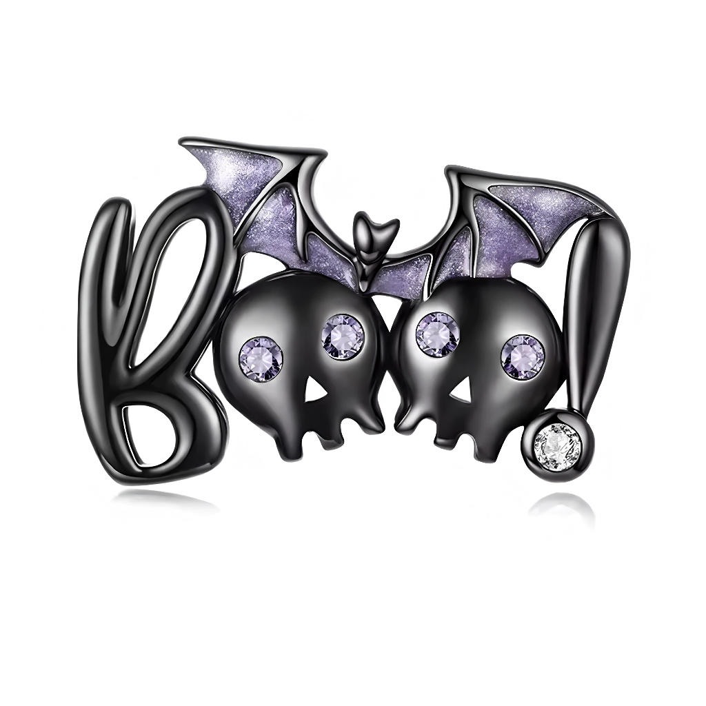 Ce charm en argent 925 forme le mot "BOO!" en lettres gothiques noires brillantes, chacune ornée d’une petite citrine violette aux yeux et d’un crâne squelette, avec deux chauves-souris ailées aux ailes irisées violet foncé s’envolant de part et d’autre, et un strass rond final. Il infuse une vibe Halloween espiègle et effrayante, idéal pour décorer un bracelet d’une touche festive d’épouvante ludique.

Caractéristiques :

Matière : Argent 925
Design : Mot "BOO!" avec crânes, chauves-souris ailées, clip bél