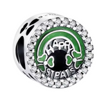 Ce charm pour bracelet en argent 925 arbore l'inscription "HAPPY ST PAT'S" entourée d'un arc-en-ciel vert émeraude émaillé, pavé de strass étincelants et décoré de trèfles à quatre feuilles pour célébrer la Saint-Patrick avec joie. La base ronde percée avec motifs pattes permet une fixation aisée sur un bracelet à charms, illuminée par ses cristaux multicolores.

Caractéristiques :

Matière : Argent 925 (S925)
Design : Texte festif "HAPPY ST PAT'S" sur fond arc-en-ciel vert pailleté de diamants, orné de sha
