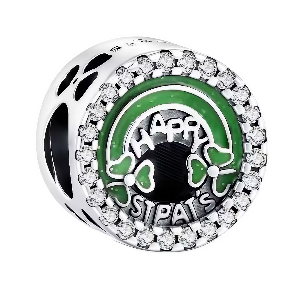 Ce charm pour bracelet en argent 925 arbore l'inscription "HAPPY ST PAT'S" entourée d'un arc-en-ciel vert émeraude émaillé, pavé de strass étincelants et décoré de trèfles à quatre feuilles pour célébrer la Saint-Patrick avec joie. La base ronde percée avec motifs pattes permet une fixation aisée sur un bracelet à charms, illuminée par ses cristaux multicolores.

Caractéristiques :

Matière : Argent 925 (S925)
Design : Texte festif "HAPPY ST PAT'S" sur fond arc-en-ciel vert pailleté de diamants, orné de sha