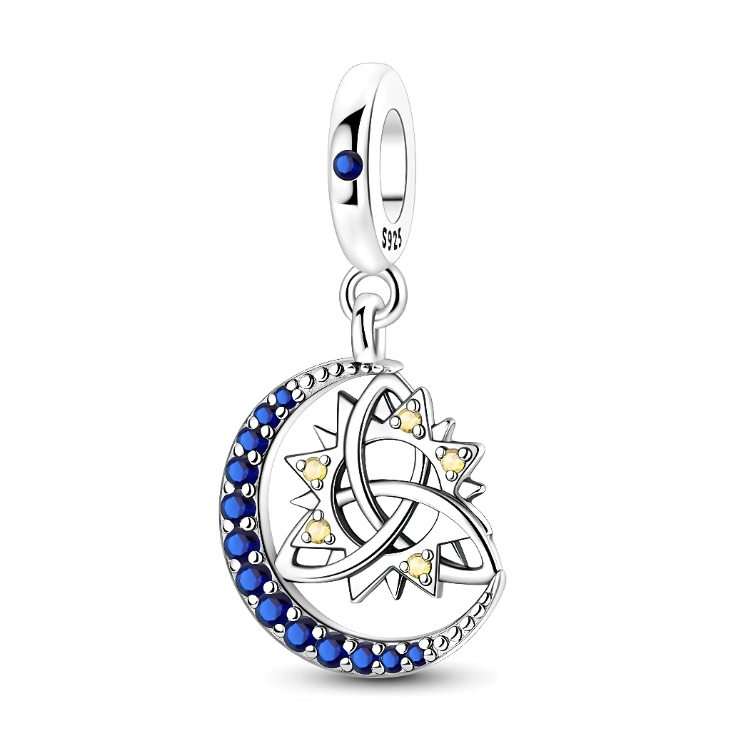 La bélière lisse est soulignée d’un petit cristal bleu, puis le pendentif forme un croissant serti de pierres bleu saphir qui évoquent le ciel nocturne. Au centre, un soleil stylisé en argent est dessiné autour d’un nœud celtique, avec de petites touches dorées sur les pointes, comme des rayons lumineux qui se détachent sur la lune. Ce motif s’inspire des symboles celtiques où le soleil représente l’énergie vitale et la lune l’intuition, ensemble porteurs d’harmonie et de protection.