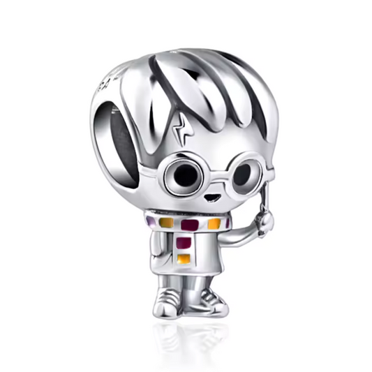 Ajoutez une touche de magie et de mystère à votre collection avec ce charm représentant Harry Potter, le célèbre sorcier de la saga éponyme. Fabriqué en argent sterling 925, ce charm de haute qualité est compatible avec tous les bracelets Pandora, garantissant une intégration parfaite à votre bijou préféré. Parfait pour les fans de Harry Potter, ce charm capture l'esprit aventureux et la personnalité emblématique de Harry avec des détails minutieusement travaillés, ajoutant une note d'enchantement et de fan