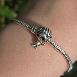 Ajoutez une touche de magie et de mystère à votre collection avec ce charm représentant Harry Potter, le célèbre sorcier de la saga éponyme. Fabriqué en argent sterling 925, ce charm de haute qualité est compatible avec tous les bracelets Pandora, garantissant une intégration parfaite à votre bijou préféré. Parfait pour les fans de Harry Potter, ce charm capture l'esprit aventureux et la personnalité emblématique de Harry avec des détails minutieusement travaillés, ajoutant une note d'enchantement et de fan