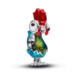 Apporte une touche d’humour et de fantaisie à ton bracelet avec ce charm inspiré de Hei Hei, le coq emblématique de Vaiana. Son design amusant et attachant évoque l’univers tropical du film, tout en ajoutant une note originale et pleine de caractère à ta collection. Un bijou adorable et décalé, parfait pour les fans de Vaiana et des personnages inoubliables de Disney.

Caractéristiques :

-&nbsp;Matière : Argent 925.
-&nbsp;Design : Hei Hei avec finition brillante et détails soignés.
-&nbsp;Dimensions : Tai