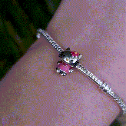 Apportez une touche adorable et emblématique à votre collection avec ce charm représentant Hello Kitty. Symbole de douceur et d'élégance, ce charm en argent 925 capture le célèbre visage de Hello Kitty avec son nœud distinctif. Parfait pour les fans de ce personnage intemporel, ce bijou ajoutera une touche mignonne et raffinée à votre bracelet ou collier.