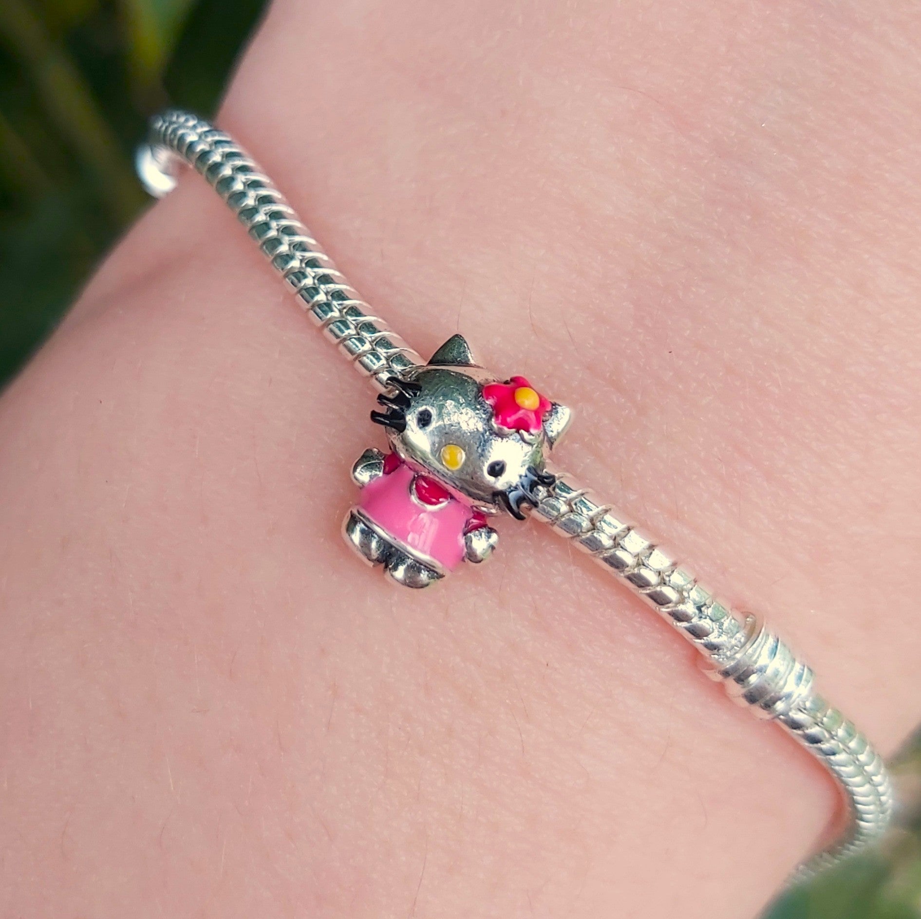 Apportez une touche adorable et emblématique à votre collection avec ce charm représentant Hello Kitty. Symbole de douceur et d'élégance, ce charm en argent 925 capture le célèbre visage de Hello Kitty avec son nœud distinctif. Parfait pour les fans de ce personnage intemporel, ce bijou ajoutera une touche mignonne et raffinée à votre bracelet ou collier.