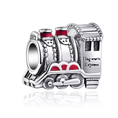 Embarquez pour une aventure magique avec ce charm représentant le légendaire Hogwarts Express, le train emblématique de Harry Potter. Fabriqué en argent sterling 925, ce charm de haute qualité est compatible avec tous les bracelets Pandora, garantissant une intégration parfaite à votre bijou préféré. Parfait pour les fans de l'univers de Harry Potter, ce charm capture l'esprit du voyage vers Poudlard avec des détails minutieusement travaillés, ajoutant une touche de magie et de nostalgie à votre bracelet.