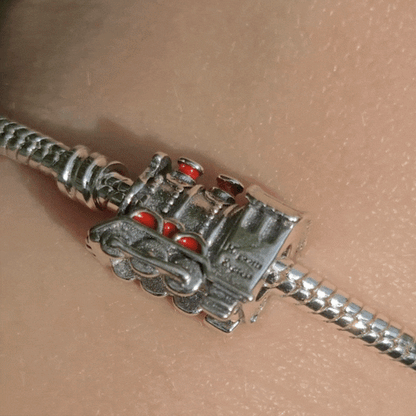 Embarquez pour une aventure magique avec ce charm représentant le légendaire Hogwarts Express, le train emblématique de Harry Potter. Fabriqué en argent sterling 925, ce charm de haute qualité est compatible avec tous les bracelets Pandora, garantissant une intégration parfaite à votre bijou préféré. Parfait pour les fans de l'univers de Harry Potter, ce charm capture l'esprit du voyage vers Poudlard avec des détails minutieusement travaillés, ajoutant une touche de magie et de nostalgie à votre bracelet.