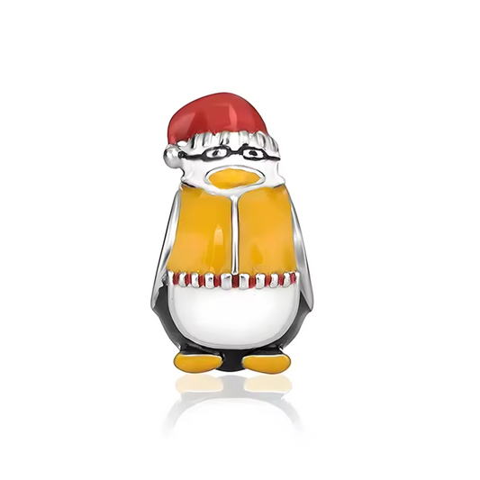 Revivez les moments réconfortants de Friends avec ce charm Hugsy, la peluche pingouin préférée de Joey. Ce charm capture tous les détails mignons de Hugsy, son écharpe, son bonnet et son air adorable. Parfait pour les fans de la série culte, il apportera une touche d’humour et de tendresse à vos bijoux.