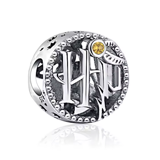 Incorporez l'essence de l'univers magique de Harry Potter à votre collection avec ce charm représentant les icônes emblématiques de la saga. Fabriqué en argent sterling 925, ce charm de haute qualité est compatible avec tous les bracelets Pandora, permettant de porter avec vous les symboles les plus reconnus de Poudlard et du monde des sorciers. Parfait pour les passionnés de la saga, ce charm capture des détails iconiques tels que les lunettes de Harry, la cicatrice en forme d'éclair, le vif d'or, et plus 