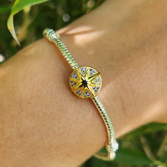 Ajoutez une touche de puissance et de sophistication à votre collection avec ce charm représentant l'insigne emblématique de Captain Marvel en or doré. Fabriqué en argent sterling 925 avec une finition en or doré, ce charm de haute qualité est compatible avec tous les bracelets Pandora, garantissant une intégration parfaite à votre bijou préféré. Parfait pour les fans de Captain Marvel, ce charm met en valeur l'insigne du super-héros avec une élégance éclatante, apportant une note de force et de style à vot