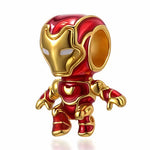 Apporte une touche héroïque et moderne à ton bracelet avec ce charm Iron Man. Inspiré de l’univers Marvel, ce bijou met en valeur le célèbre casque et l’armure d’Iron Man avec des détails soignés, des touches de rouge et d’or, ainsi qu’un design puissant et iconique. Un charm audacieux et emblématique, parfait pour les fans de Marvel et des Avengers.

Caractéristiques :

- Matière : Argent 925 avec détails en émail coloré.
- Design : Iron Man avec finitions soignées.
- Dimensions : Taille délicate et confor