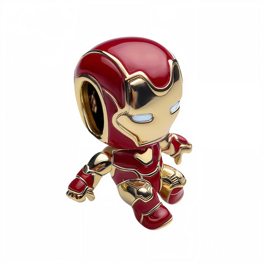 Apportez une dose de puissance et de modernité à votre collection avec ce charm unique représentant Iron Man, l’un des super-héros emblématiques de l’univers Marvel. Avec son armure rouge et dorée au design futuriste, il incarne parfaitement la force, le courage et l’innovation du légendaire Tony Stark.

Fabriqué en argent 925, ce bijou raffiné se distingue par ses détails précis et ses finitions éclatantes. L’éclat métallique de son armure combiné à ses couleurs iconiques en fait une pièce incontournable p
