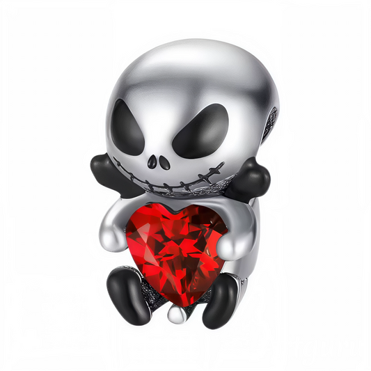 Ajoutez une touche gothique et pleine de tendresse à votre bracelet avec ce charm en argent 925 représentant Jack Skellington, assis et tenant un cœur rouge étincelant entre ses mains. Ce bijou délicatement travaillé incarne l’univers unique de L’Étrange Noël de Monsieur Jack et séduira les amateurs de pièces originales et expressives.