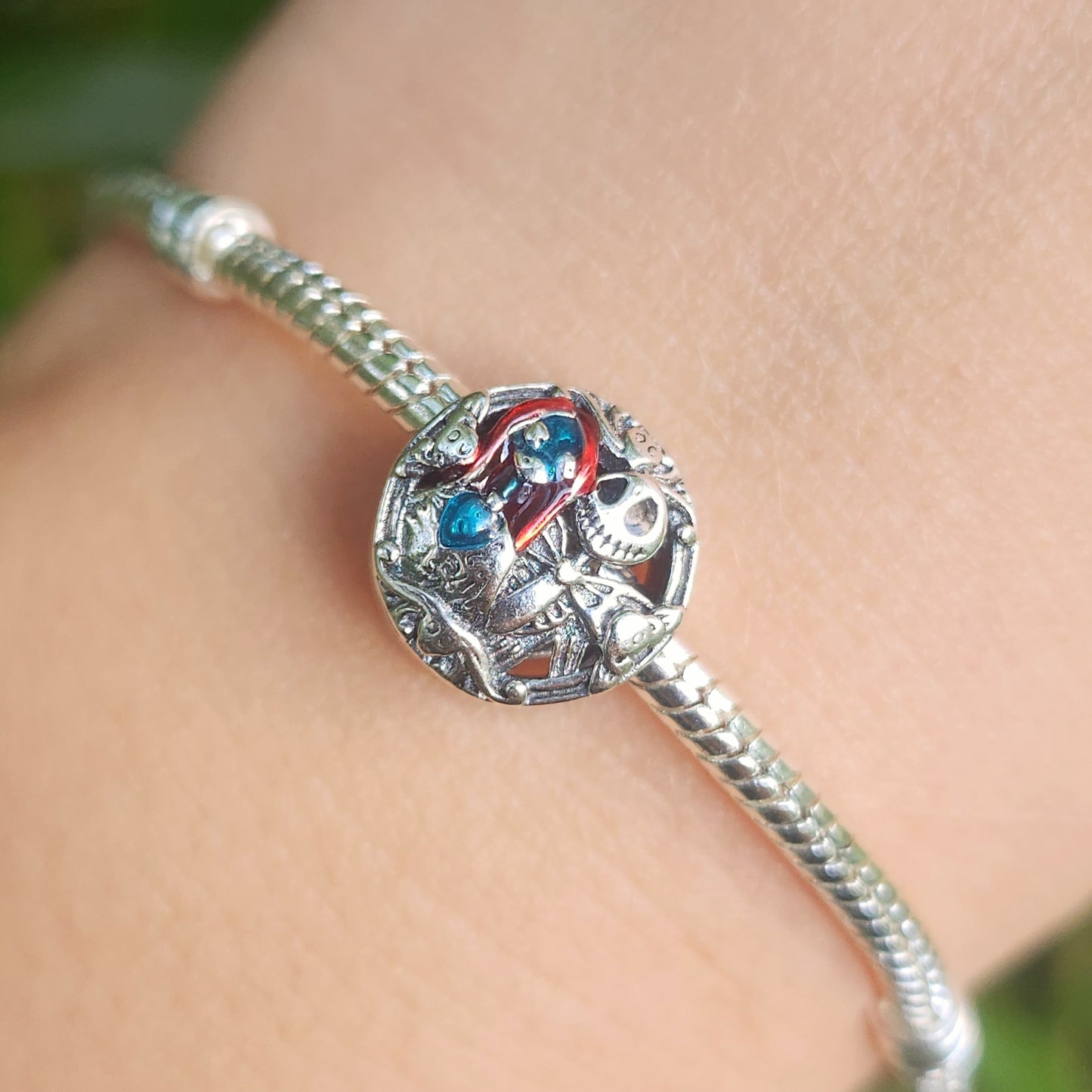 Ajoutez une touche de magie et de mystère à votre collection avec ce charm représentant Jack Skellington et Sally, les personnages emblématiques de L'Étrange Noël de monsieur Jack. Fabriqué en argent sterling 925, ce charm de haute qualité est compatible avec tous les bracelets Pandora, garantissant une intégration parfaite à votre bijou préféré. Parfait pour les fans de L'Étrange Noël de monsieur Jack et de l'univers Disney, ce charm capture l'esprit unique et l'amour éternel de Jack et Sally avec des déta