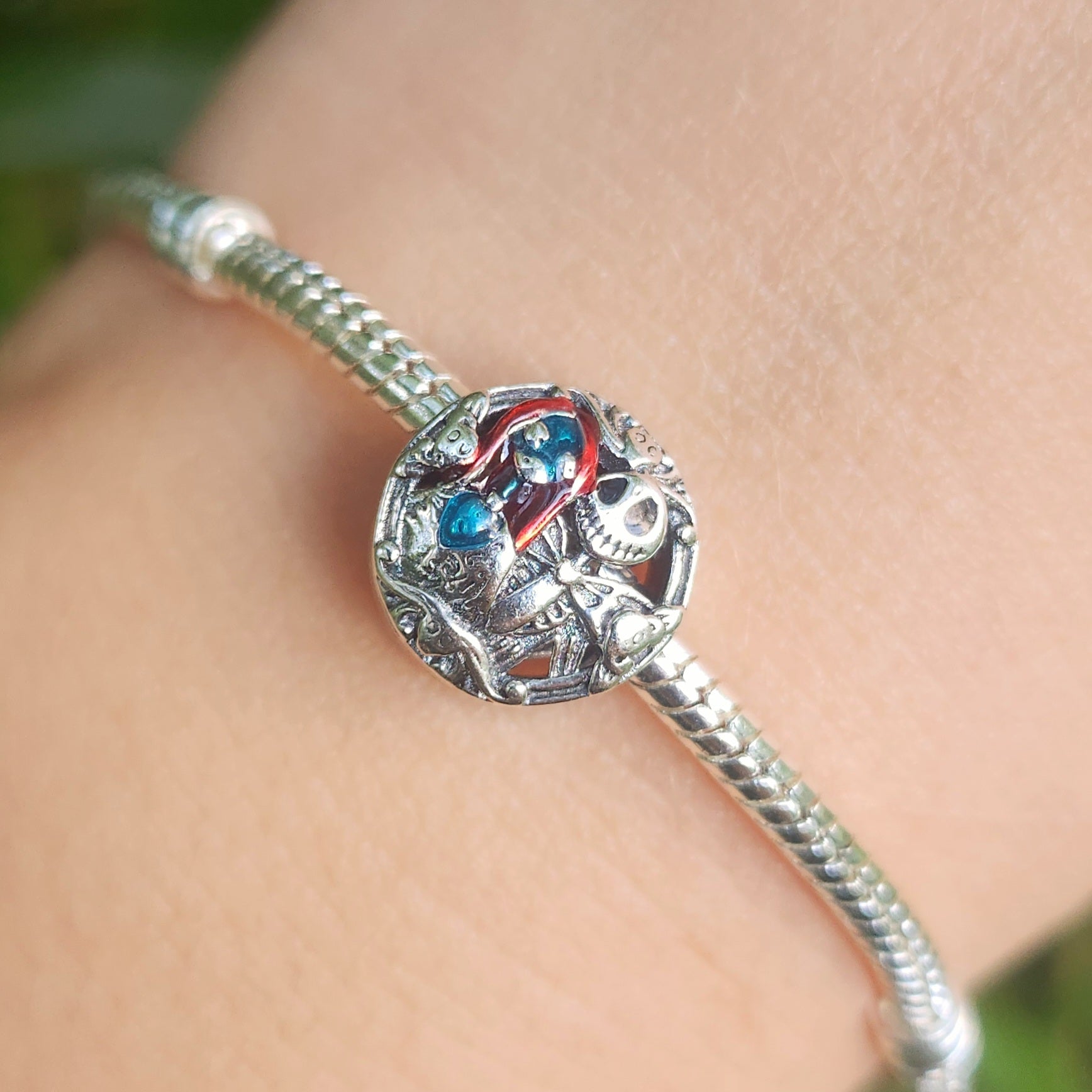 Ajoutez une touche de magie et de mystère à votre collection avec ce charm représentant Jack Skellington et Sally, les personnages emblématiques de L'Étrange Noël de monsieur Jack. Fabriqué en argent sterling 925, ce charm de haute qualité est compatible avec tous les bracelets Pandora, garantissant une intégration parfaite à votre bijou préféré. Parfait pour les fans de L'Étrange Noël de monsieur Jack et de l'univers Disney, ce charm capture l'esprit unique et l'amour éternel de Jack et Sally avec des déta