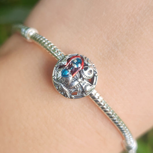 Ajoutez une touche de magie et de mystère à votre collection avec ce charm représentant Jack Skellington et Sally, les personnages emblématiques de L'Étrange Noël de monsieur Jack. Fabriqué en argent sterling 925, ce charm de haute qualité est compatible avec tous les bracelets Pandora, garantissant une intégration parfaite à votre bijou préféré. Parfait pour les fans de L'Étrange Noël de monsieur Jack et de l'univers Disney, ce charm capture l'esprit unique et l'amour éternel de Jack et Sally avec des déta