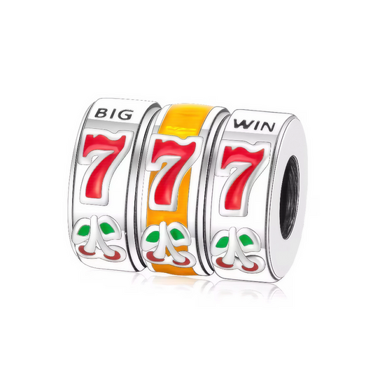 Faites tourner la chance à votre poignet avec ce charm inspiré des célèbres machines à sous ! Son design pleine de pep’s affiche fièrement la combinaison gagnante « 777 » et apporte une touche de fun et d’optimisme à votre collection. Les détails colorés alliés à l’argent 925 rappellent l’euphorie du casino, et font de ce bijou un symbole joyeux de réussite et de fortune. Il s’accorde à merveille avec tous les bracelets à charms pour une composition vivante et porte-bonheur.