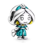 Apporte une touche élégante et envoûtante à ton bracelet avec ce charm Jasmine. Inspiré de l’univers Disney, ce bijou met en valeur la princesse Jasmine avec des détails raffinés, des touches de bleu et d’or, ainsi qu’un design qui évoque la liberté, le courage et l’aventure. Un charm gracieux et plein de caractère, parfait pour les fans d’Aladdin et des princesses Disney.

Caractéristiques :

- Matière : Argent 925 avec détails en émail coloré.
- Design : Jasmine avec finitions soignées.
- Dimensions : Tai