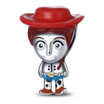 Ajoutez une touche de charme et d'aventure à votre collection avec ce charm représentant Jessie, la cowgirl courageuse de Toy Story. Fabriqué en argent sterling 925, ce charm de haute qualité est compatible avec tous les bracelets Pandora, garantissant une intégration parfaite à votre bijou préféré. Parfait pour les fans de Toy Story et les amateurs de personnages emblématiques, ce charm capture l'esprit audacieux et les détails uniques de Jessie avec une finition minutieusement travaillée, ajoutant une not