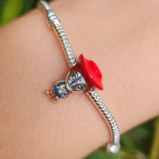 Ajoutez une touche de charme et d'aventure à votre collection avec ce charm représentant Jessie, la cowgirl courageuse de Toy Story. Fabriqué en argent sterling 925, ce charm de haute qualité est compatible avec tous les bracelets Pandora, garantissant une intégration parfaite à votre bijou préféré. Parfait pour les fans de Toy Story et les amateurs de personnages emblématiques, ce charm capture l'esprit audacieux et les détails uniques de Jessie avec une finition minutieusement travaillée, ajoutant une not