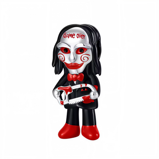 Apportez une touche d’originalité et de mystère à votre collection avec ce charm unique représentant Jigsaw tenant sa scie emblématique, inspiré de l’univers culte de la saga Saw. Ce design marquant et détaillé capture l’esprit intrigant et l’intensité du personnage, parfait pour les fans de films d’horreur ou pour ajouter une note audacieuse à vos bijoux.