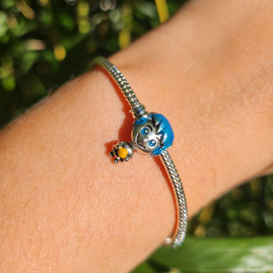 Ajoutez une touche de bonheur et de couleur à votre collection avec ce charm Joie, inspiré du personnage lumineux de Vice Versa. Fabriqué en argent sterling 925, ce charm capture l'énergie positive et le sourire contagieux de Joie, l'émotion qui illumine chaque journée. Parfait pour les fans de Disney et Pixar, ce charm est un rappel constant d'embrasser la joie et de voir le bon côté des choses.