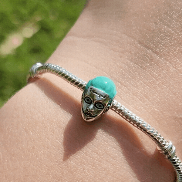 Incarnez l’esprit chaotique et imprévisible de Gotham avec ce Charm - Joker, en argent sterling S925. Inspiré par l'emblématique Prince du Crime, ce charm représente Le Joker, le plus célèbre adversaire de Batman, avec son sourire macabre et son regard malicieux. Parfait pour les fans de DC Comics et des anti-héros charismatiques, ce charm ajoutera une touche rebelle et audacieuse à votre collection.